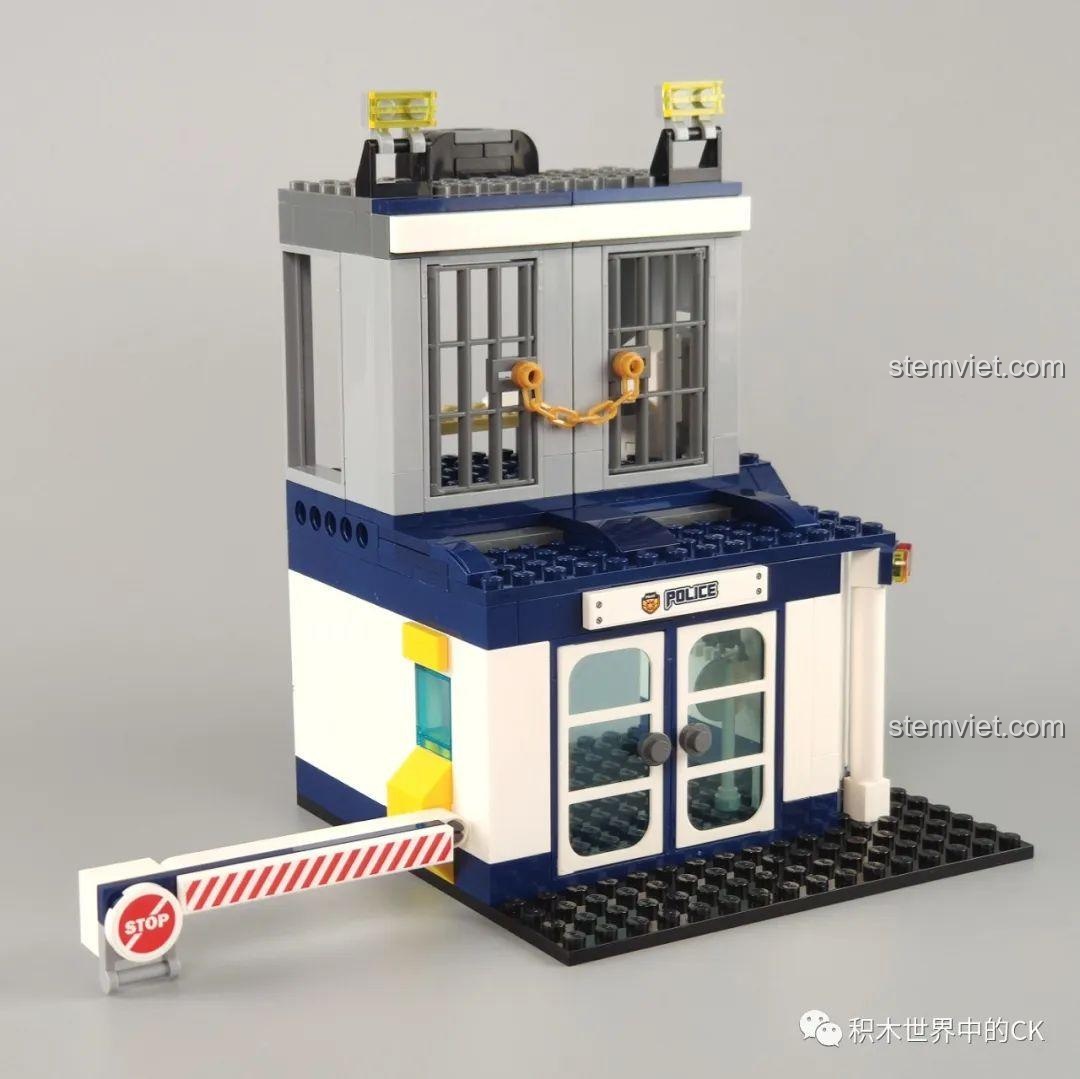 Phần nhà tù của sở cảnh sát đang được xây dựng, với cửa sổ có song sắt và cổng chắn.