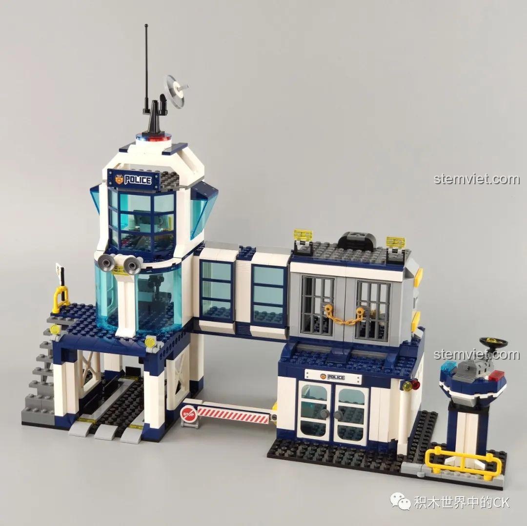 Toàn cảnh mô hình sở cảnh sát Qman 1937 MineCity đã hoàn thiện, với các khu vực chức năng rõ ràng.