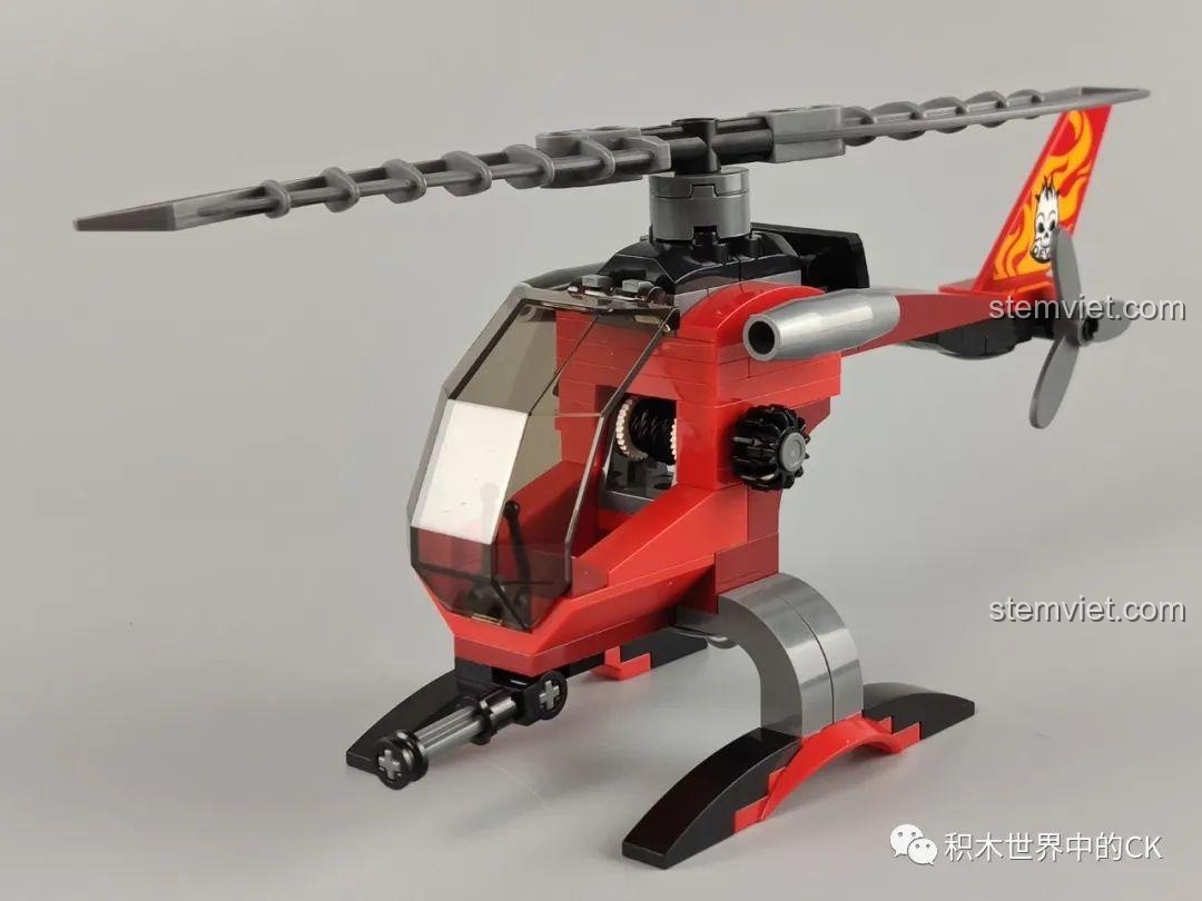 Trực thăng màu đỏ của tội phạm trong bộ Qman 1937 MineCity, với cánh quạt lớn và thiết kế mạnh mẽ.