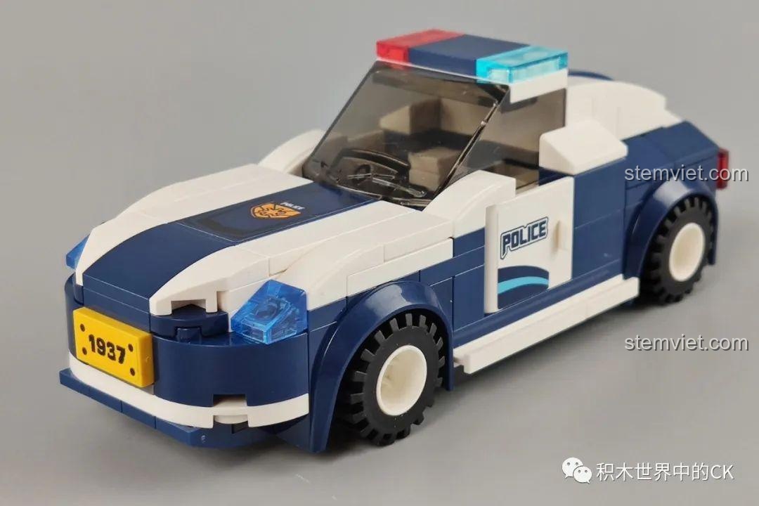 Chiếc xe cảnh sát hoàn chỉnh màu xanh trắng với đèn báo hiệu trên nóc và logo POLICE bên hông.