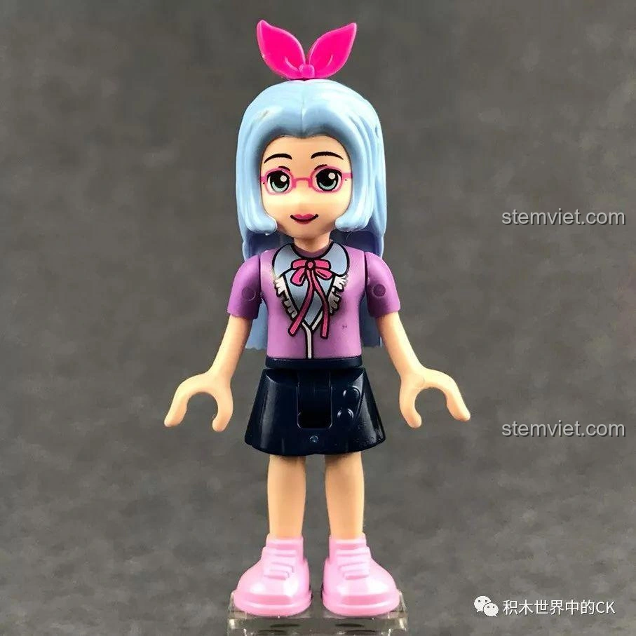 Cận cảnh nhân vật minifigure Abby trong bộ xếp hình Tàu Hỏa Vui Nhộn Qman 2015.
