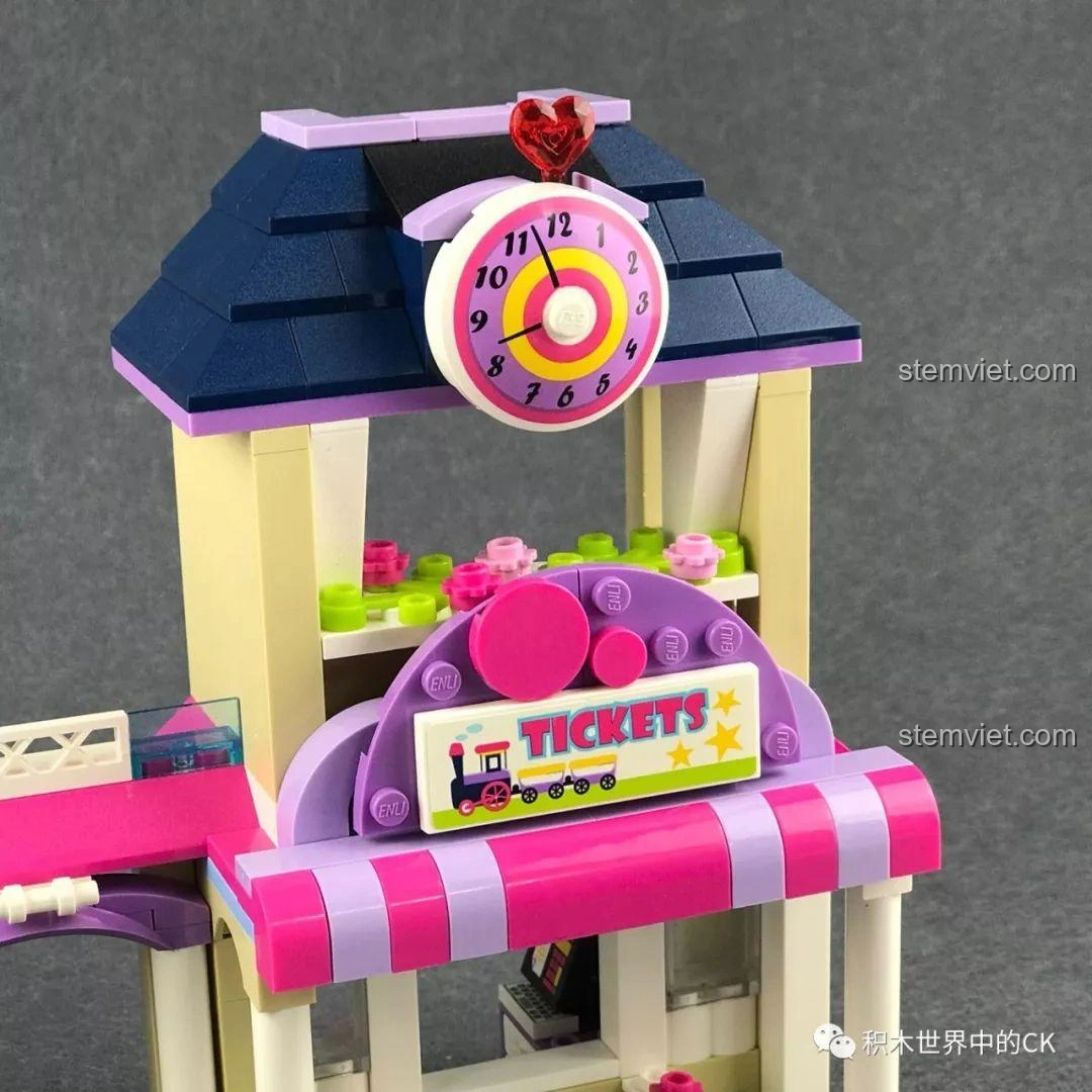 Cận cảnh buồng lái của tàu hỏa trong bộ xếp hình Tàu Hỏa Vui Nhộn Qman 2015.