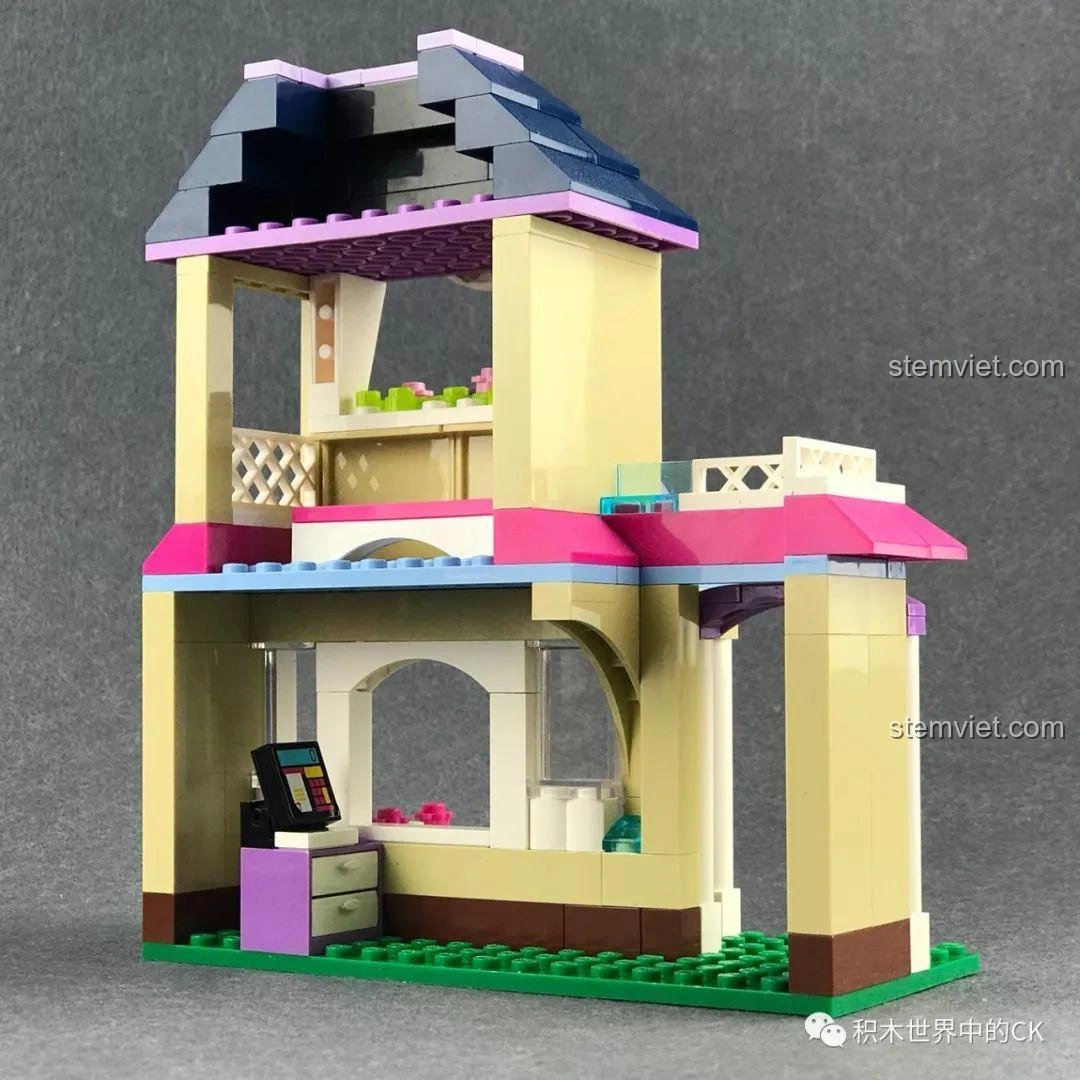 Cận cảnh đầu tàu hỏa của bộ xếp hình Tàu Hỏa Vui Nhộn Kỳ Nghỉ Đầy Màu Sắc Qman 2015.