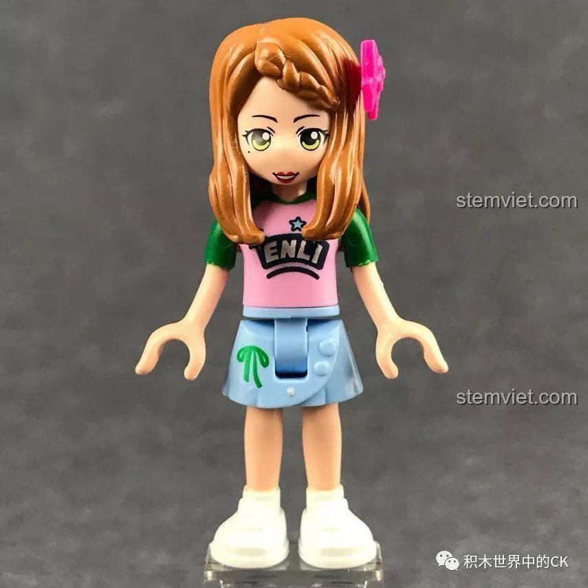 Cận cảnh nhân vật minifigure Emily trong bộ xếp hình Tàu Hỏa Vui Nhộn Qman 2015.