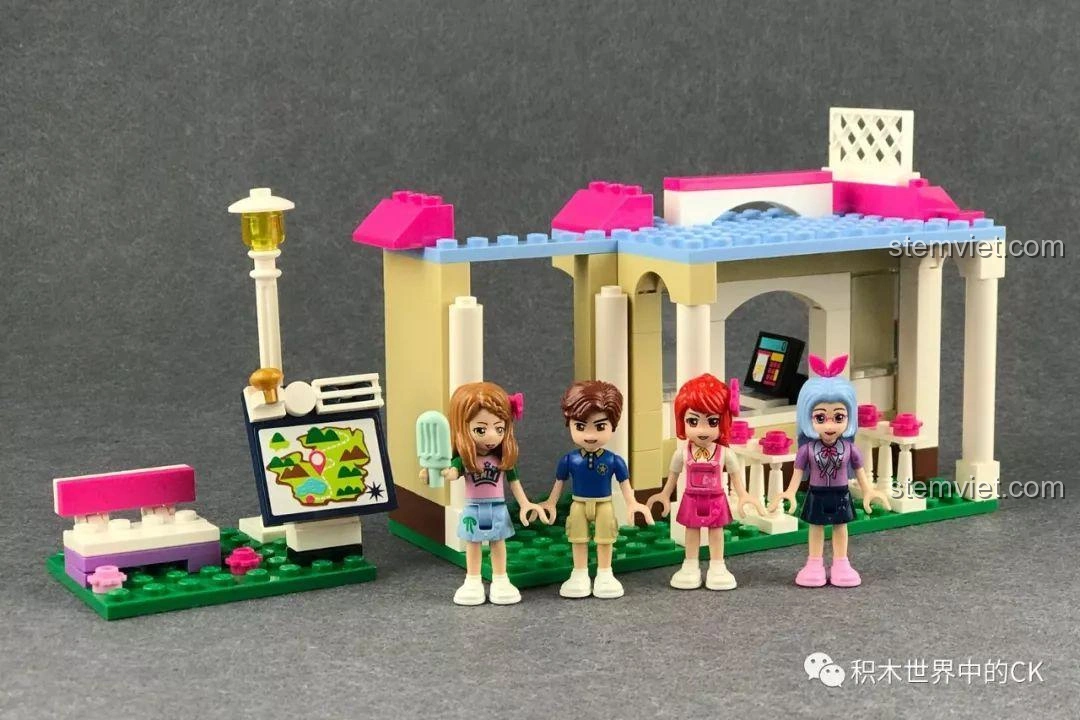 Quá trình lắp ráp khu vực nghỉ ngơi của bộ xếp hình Tàu Hỏa Vui Nhộn Qman 2015.