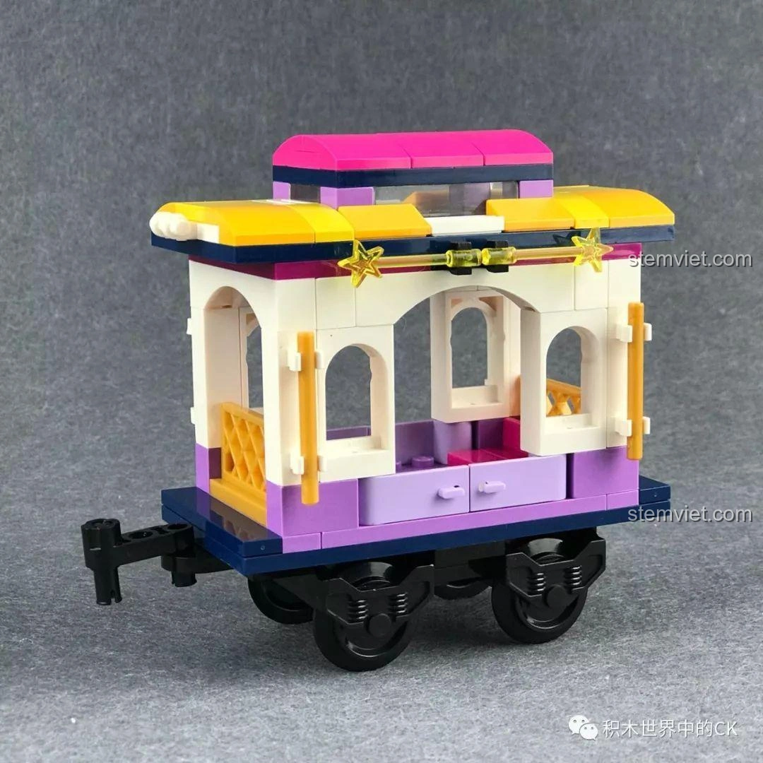 Quá trình lắp ráp nhà ga của bộ xếp hình Tàu Hỏa Vui Nhộn Kỳ Nghỉ Đầy Màu Sắc Qman 2015.