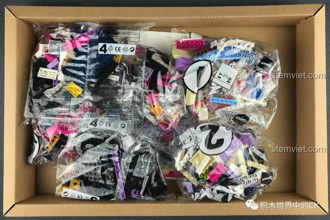 Các túi linh kiện được phân loại bên trong hộp bộ xếp hình Tàu Hỏa Vui Nhộn Qman 2015.