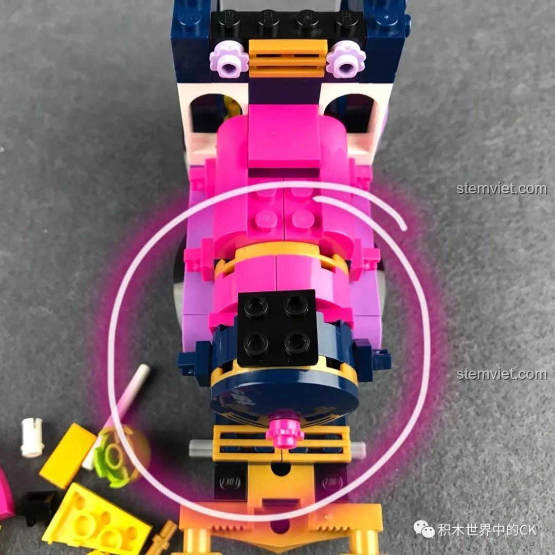 Cận cảnh quầy bán vé và máy tính tiền trong nhà ga của bộ xếp hình Qman 2015.