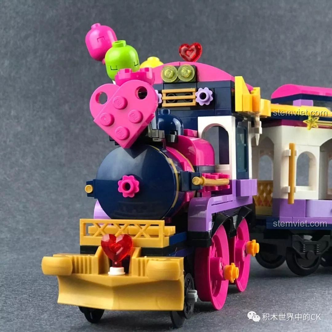 Nhân vật Ryan ngồi trong toa xe của bộ xếp hình Tàu Hỏa Vui Nhộn Qman 2015.