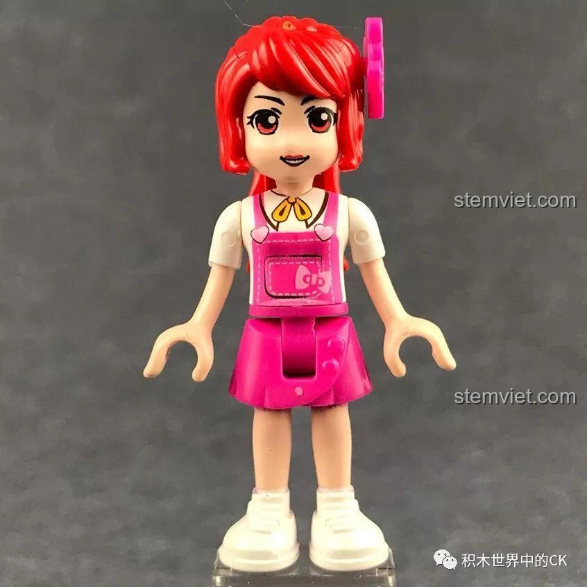 Cận cảnh nhân vật minifigure Shirley trong bộ xếp hình Tàu Hỏa Vui Nhộn Qman 2015.