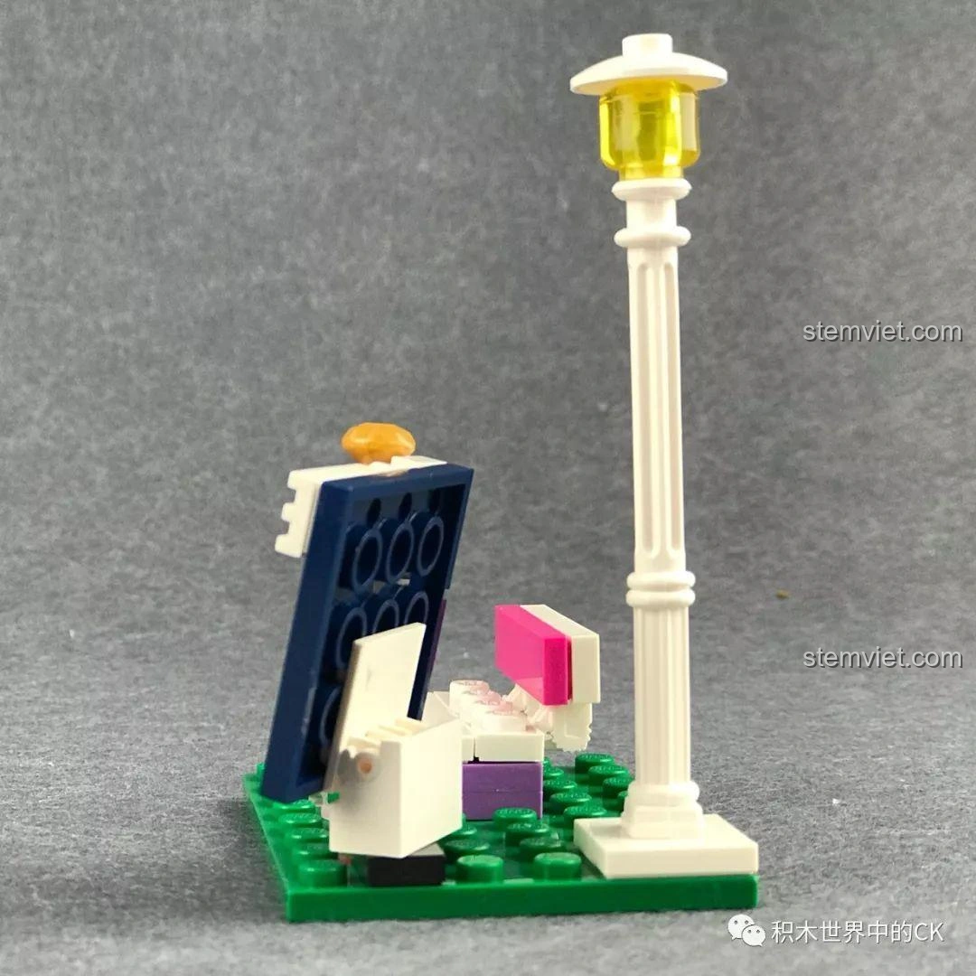 Tổng thể tàu hỏa và hai toa xe của bộ xếp hình Tàu Hỏa Vui Nhộn Kỳ Nghỉ Đầy Màu Sắc Qman 2015.