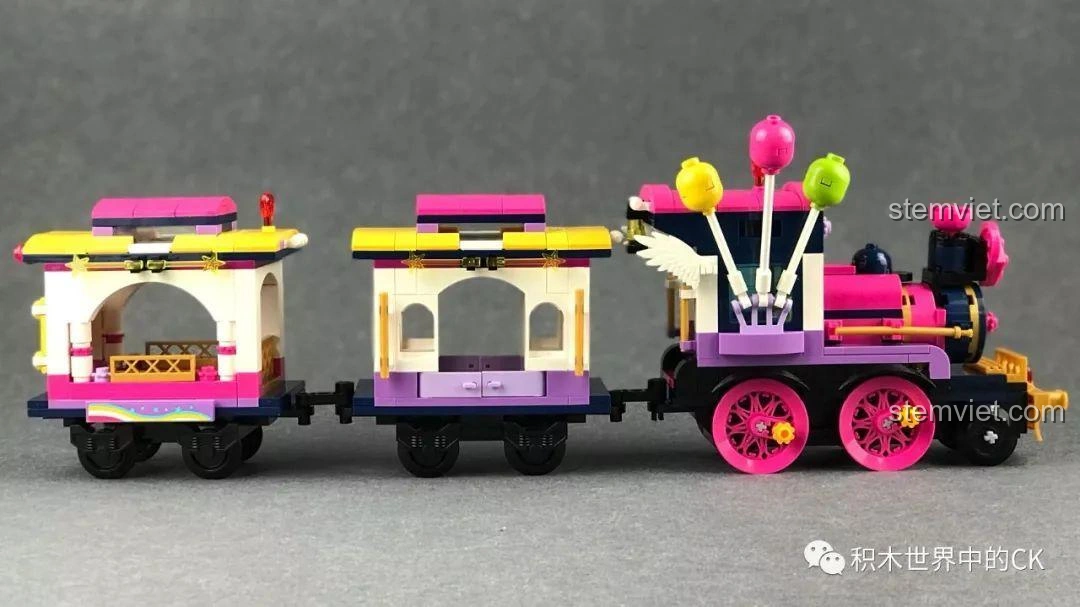 Toa xe khách nhìn từ bên trong của bộ xếp hình Tàu Hỏa Vui Nhộn Qman 2015.