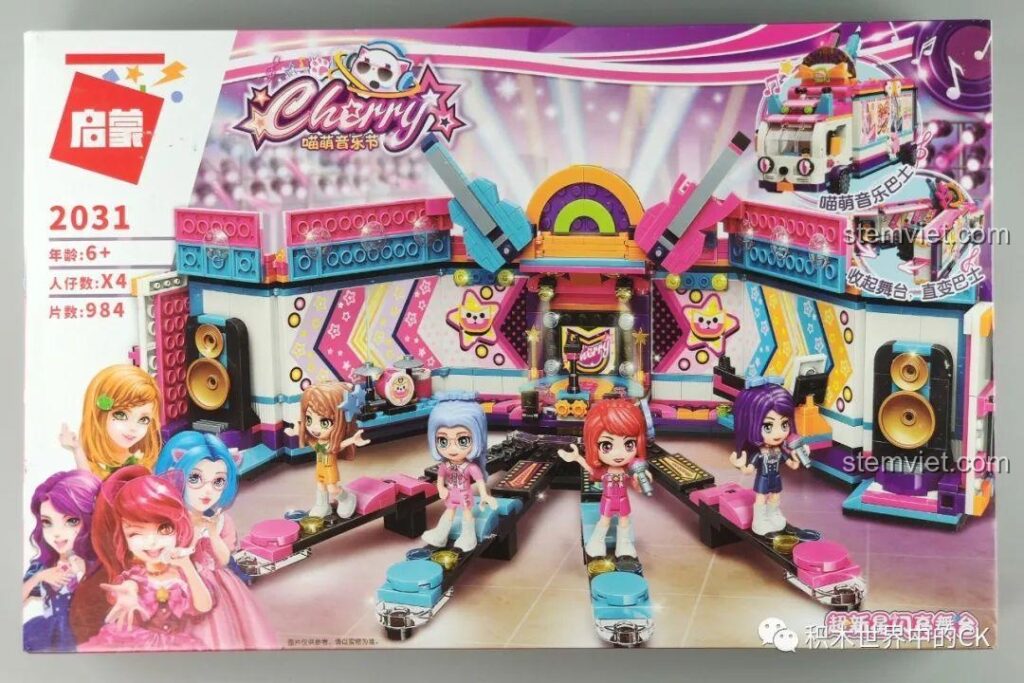 Hộp đồ chơi lắp ráp QMAN 2031 Cherry Mèo Mộng Nhạc Hội: Xe Buýt Sân Khấu Siêu Sao Lấp Lánh với hình ảnh sân khấu rực rỡ và các minifigures.