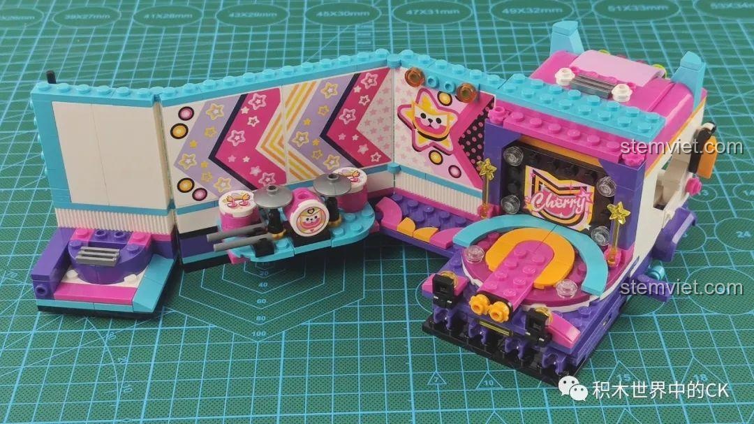 Tiếp tục lắp ráp các bức tường và chi tiết trang trí cho sân khấu của bộ QMAN 2031.