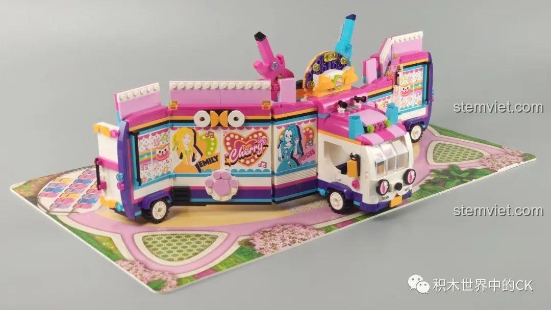 Mô hình sân khấu QMAN 2031 Xe Buýt Sân Khấu nhìn từ góc nghiêng, thể hiện các chi tiết bên trong.