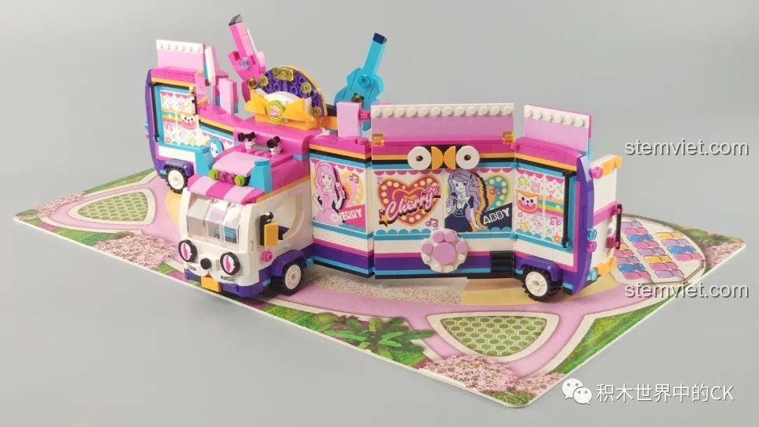 Cận cảnh các bục di chuyển cho minifigures trên sân khấu của bộ QMAN 2031.