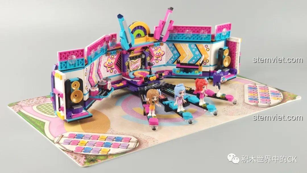 Minifigures đứng trên các bục di chuyển trên sân khấu của bộ QMAN 2031 Xe Buýt Sân Khấu.