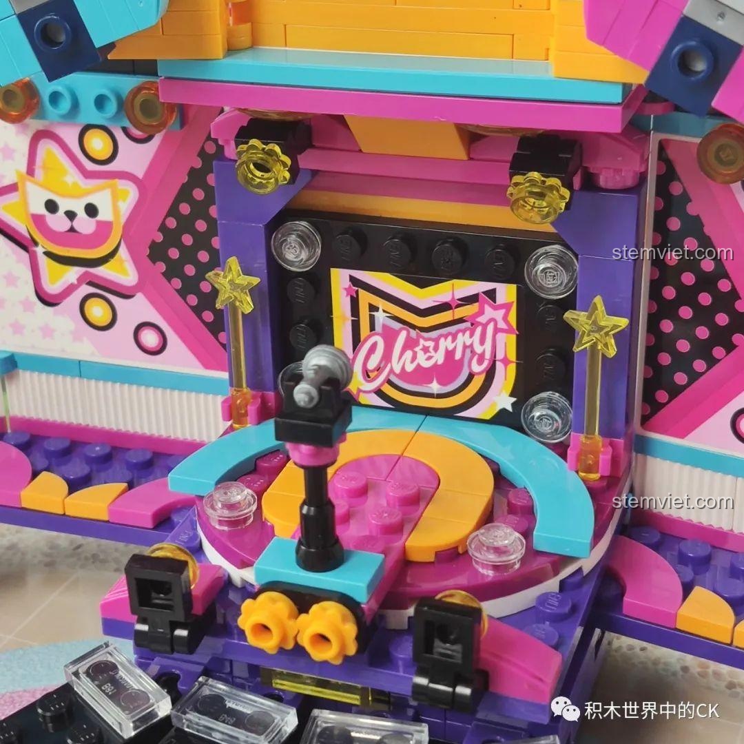 Cận cảnh đàn piano điện tử và giá nhạc với bản nhạc trên sân khấu của bộ QMAN 2031.