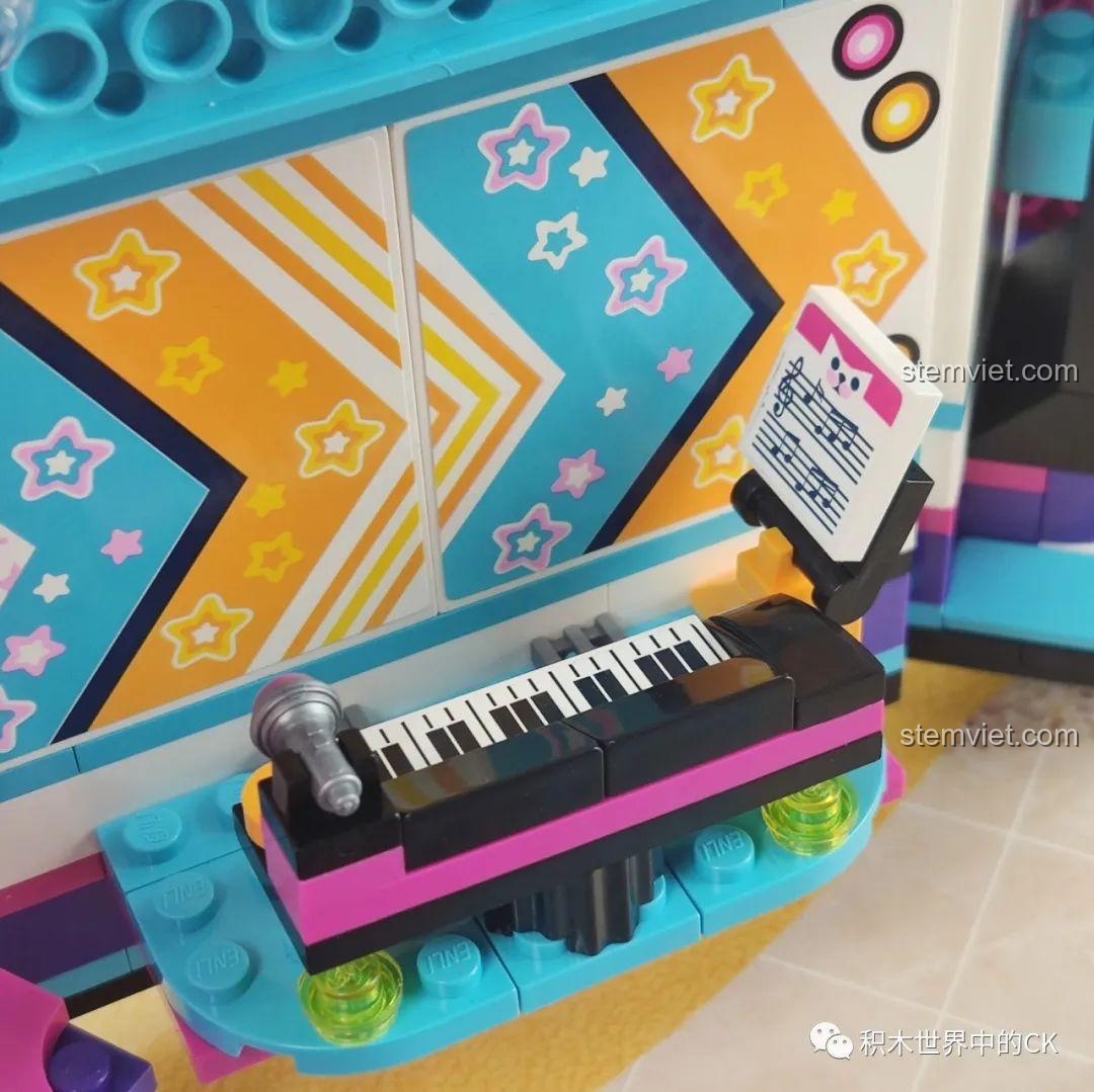 Cận cảnh loa thùng lớn màu vàng trên sân khấu của bộ QMAN 2031.