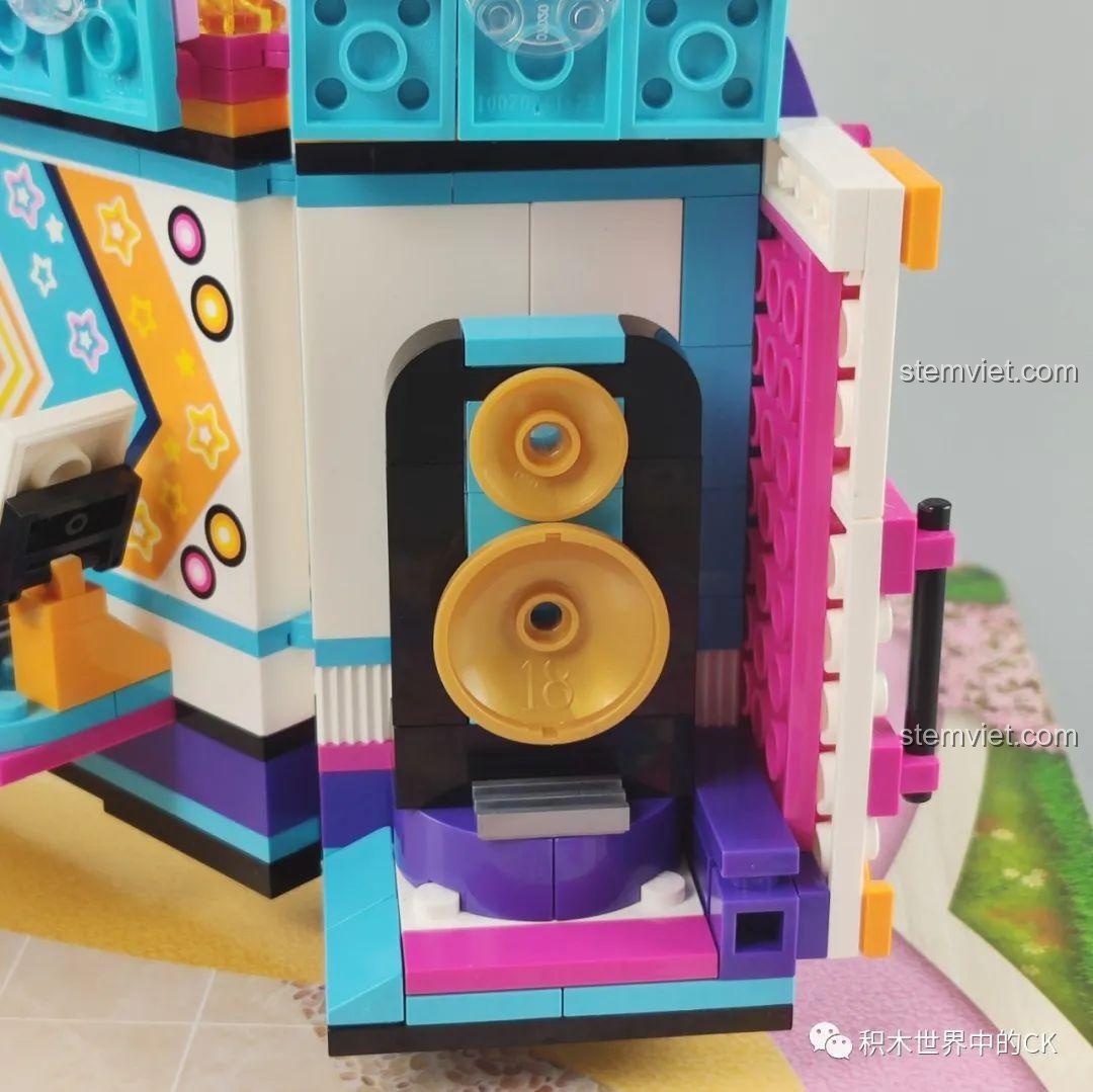 Mặt trước của mô hình xe buýt QMAN 2031 Xe Buýt Sân Khấu với thiết kế hình mặt mèo đáng yêu.