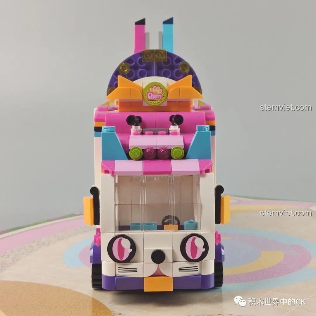 Mặt sau của mô hình xe buýt QMAN 2031 Xe Buýt Sân Khấu với cửa mở và chi tiết đèn.