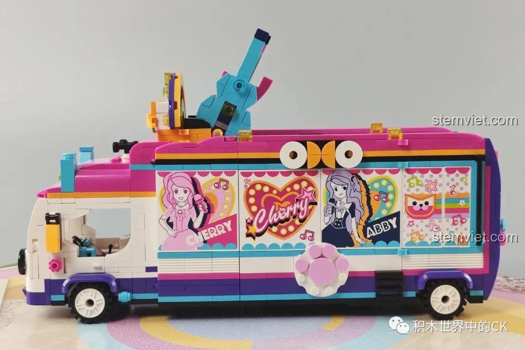 Mô hình xe buýt QMAN 2031 Xe Buýt Sân Khấu nhìn từ phía sau, tổng thể hài hòa.