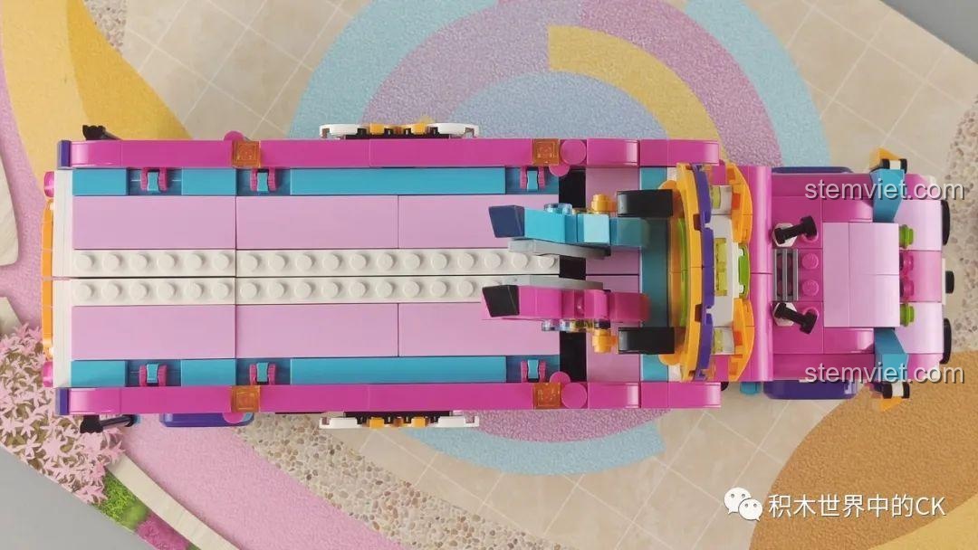 Cận cảnh phần đầu xe buýt của bộ QMAN 2031 Xe Buýt Sân Khấu với thiết kế mặt mèo đáng yêu.