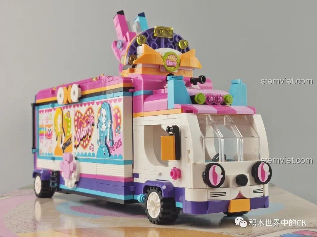 Cận cảnh ghế lái và vô lăng bên trong xe buýt của bộ QMAN 2031 Xe Buýt Sân Khấu.