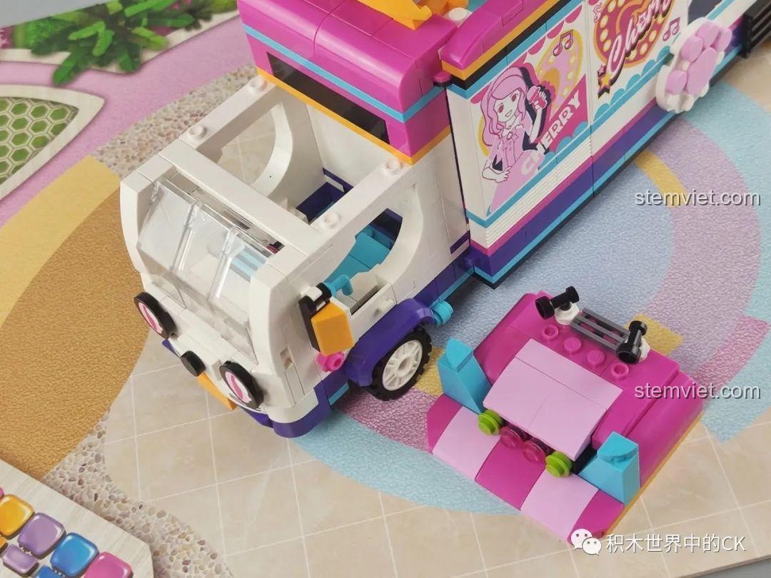 Cận cảnh bảng điều khiển và các chi tiết bên trong cabin xe buýt của bộ QMAN 2031.