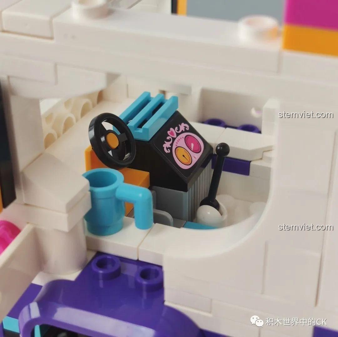 Cận cảnh sticker nhân vật Cherry và Abby trên thân xe buýt của bộ QMAN 2031.