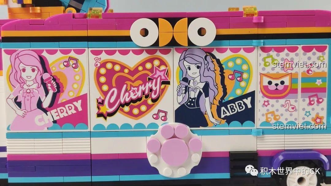 Cận cảnh sticker nhân vật Emily và Doris trên thân xe buýt của bộ QMAN 2031.