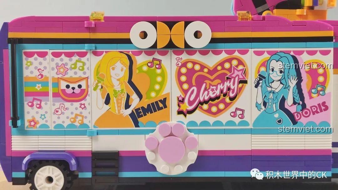 Cận cảnh chi tiết đàn guitar màu xanh trên mái xe buýt của bộ QMAN 2031.