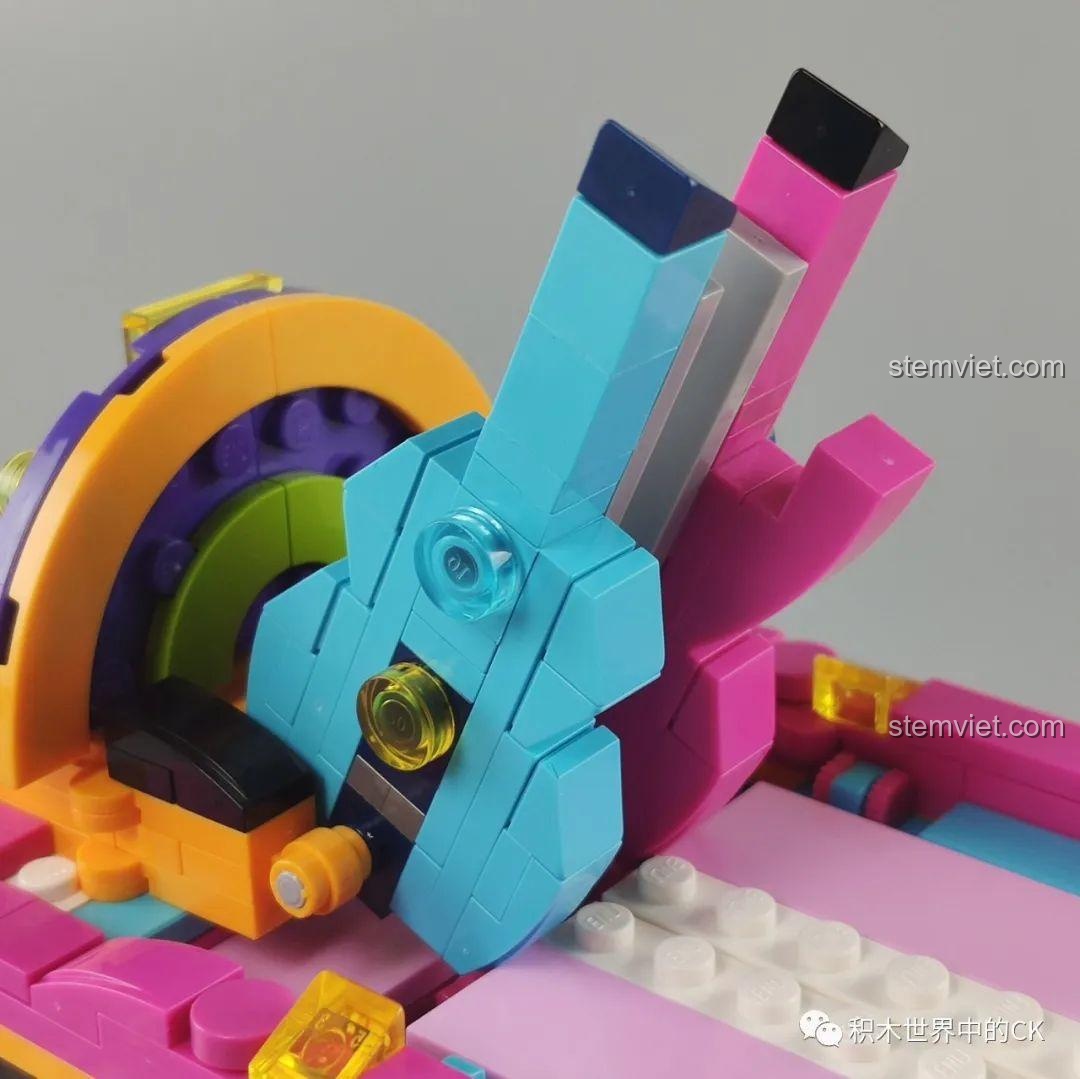 Cận cảnh phần đuôi xe buýt của bộ QMAN 2031 Xe Buýt Sân Khấu với cửa mở.