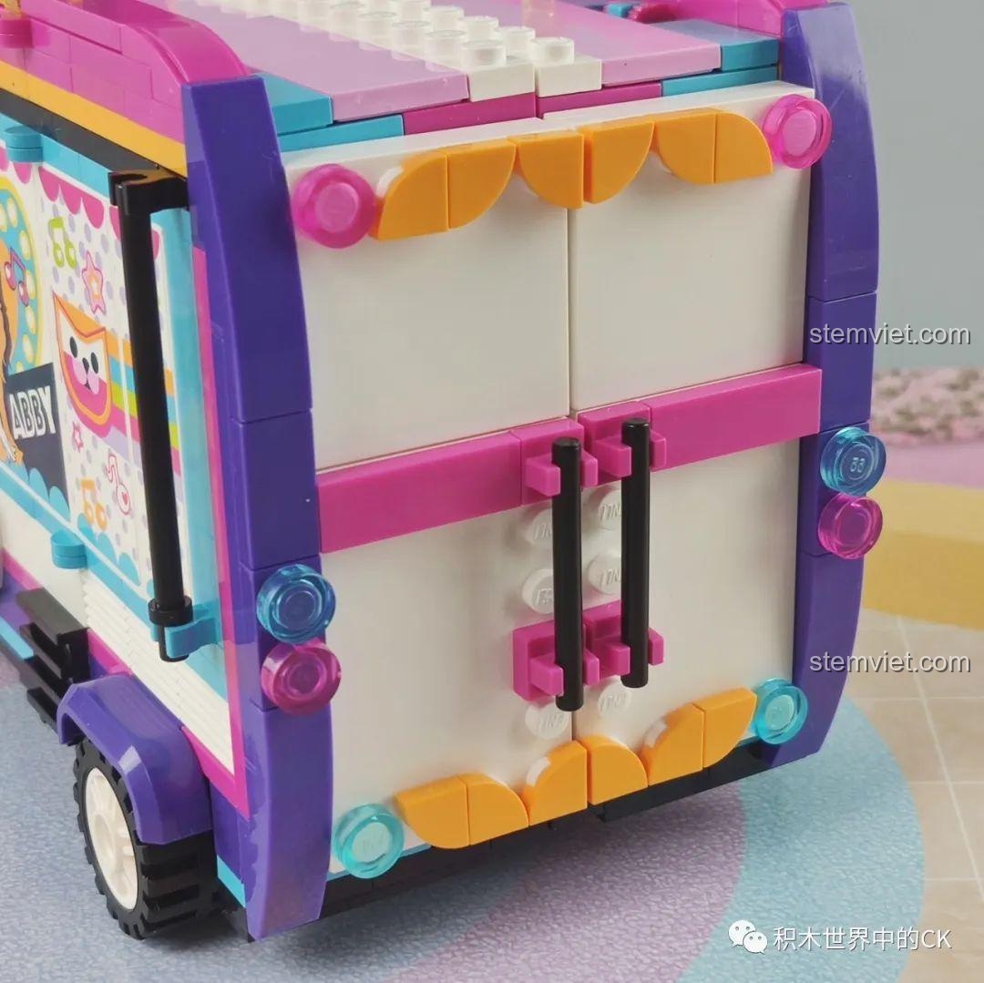 Toàn cảnh mô hình sân khấu QMAN 2031 Xe Buýt Sân Khấu với 4 minifigures trên tấm thảm sân khấu.