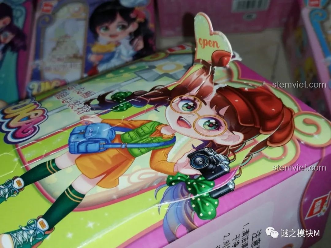 Thiết kế vỏ hộp xé của bộ đồ chơi nhập vai Nhà tạo mẫu UNA 34011, cần mở cẩn thận để giữ lại vỏ hộp.