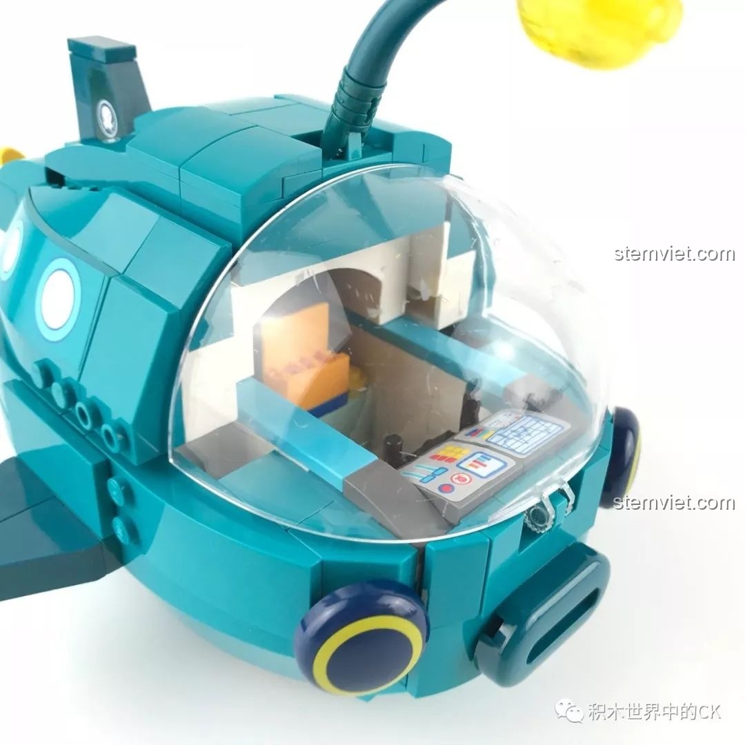 Phân tích chất lượng chi tiết kính chắn gió của bộ QMAN 3703, có một vài vết xước nhỏ.