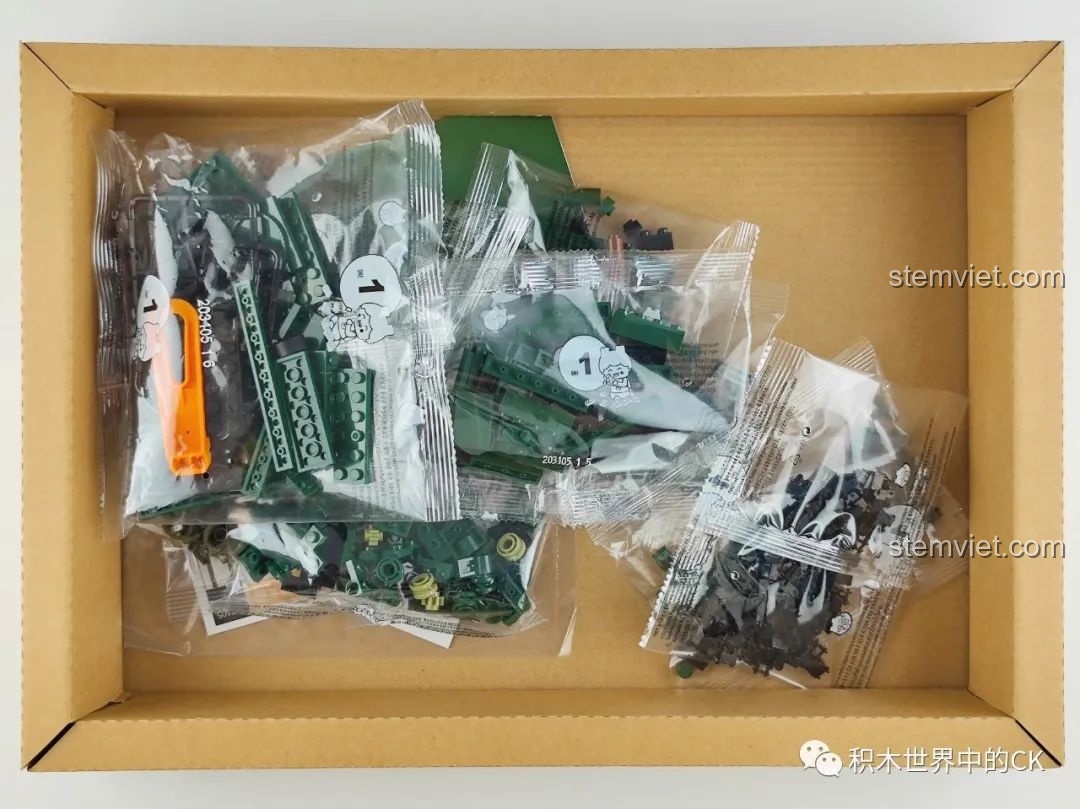 Toàn bộ nội dung bên trong hộp bộ khối lắp ghép Xe tăng hạng trung Type 59 SEMBO hợp túi tiền, các túi mảnh ghép được sắp xếp gọn gàng.