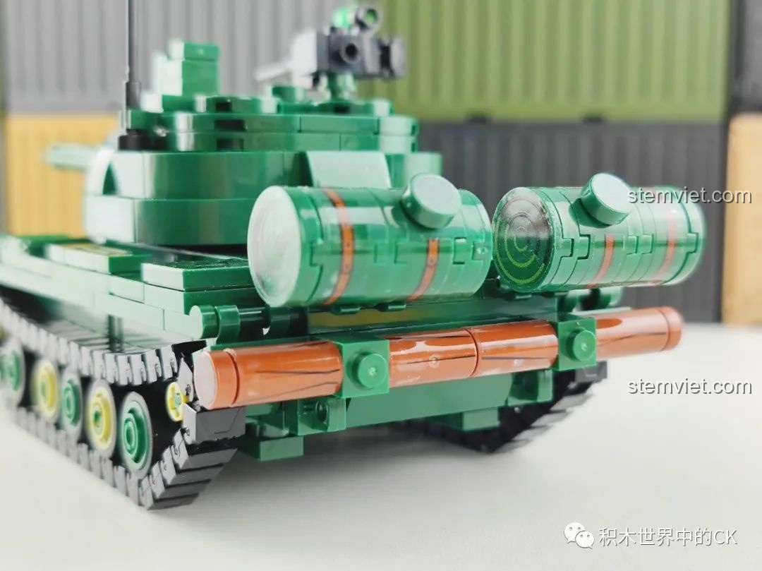 So sánh mô hình xe tăng Type 59 với một mẫu xe tăng khác của SEMBO, cho thấy sự khác biệt về thiết kế và màu sắc.