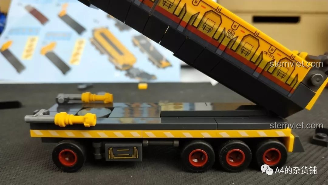 So sánh phần đầu xe của bộ lắp ráp SEMBO 107002 Xe Vận Tải Đổ CN373 với 107001, thể hiện sự khác biệt trong thiết kế và chi tiết.