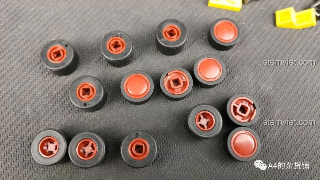 Các chi tiết bánh xe nhỏ của bộ lắp ráp SEMBO 107002 Xe Vận Tải Đổ CN373, với thiết kế độc đáo và khác biệt.