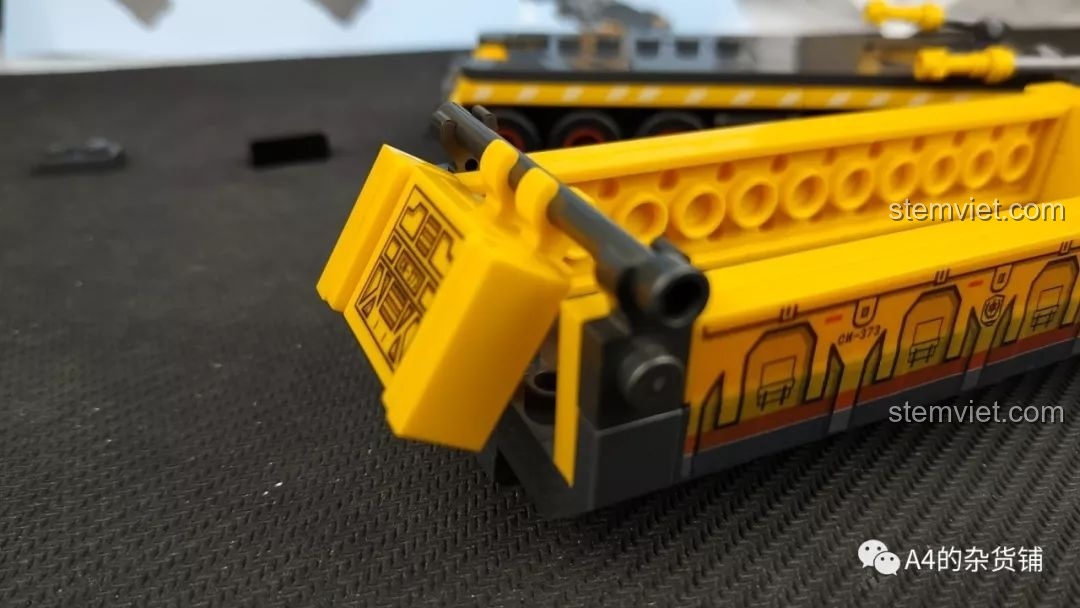 Góc nhìn cận cảnh cửa sau của thùng xe SEMBO 107002 Xe Vận Tải Đổ CN373 khi lật lên, cho thấy cơ chế hoạt động linh hoạt.