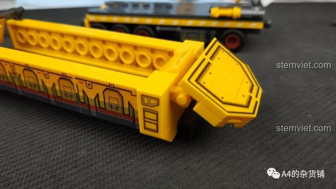 Cửa sau của thùng xe SEMBO 107002 Xe Vận Tải Đổ CN373 có thể lật lên, thể hiện tính năng động của mô hình.