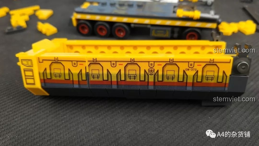 Dán miếng sticker lớn lên thân thùng xe của bộ lắp ráp SEMBO 107002 Xe Vận Tải Đổ CN373, tạo điểm nhấn cho mô hình.