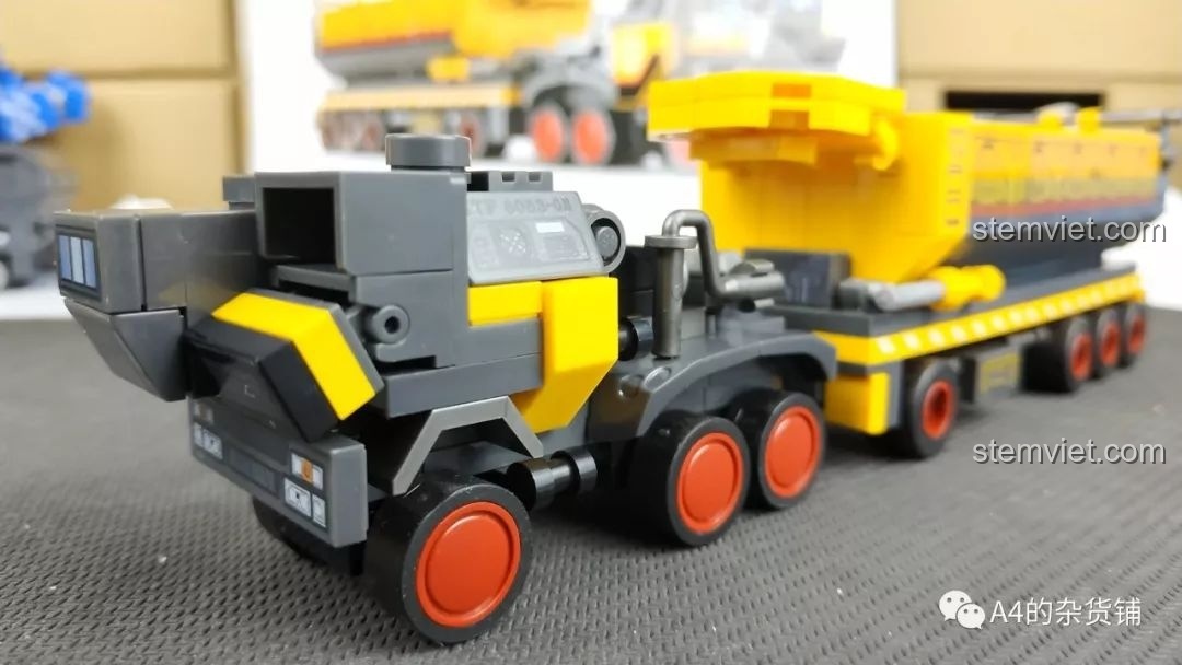 Góc nhìn phía trước của hai phần đầu xe SEMBO 107002 Xe Vận Tải Đổ CN373, một nguyên bản và một đã được tùy chỉnh.