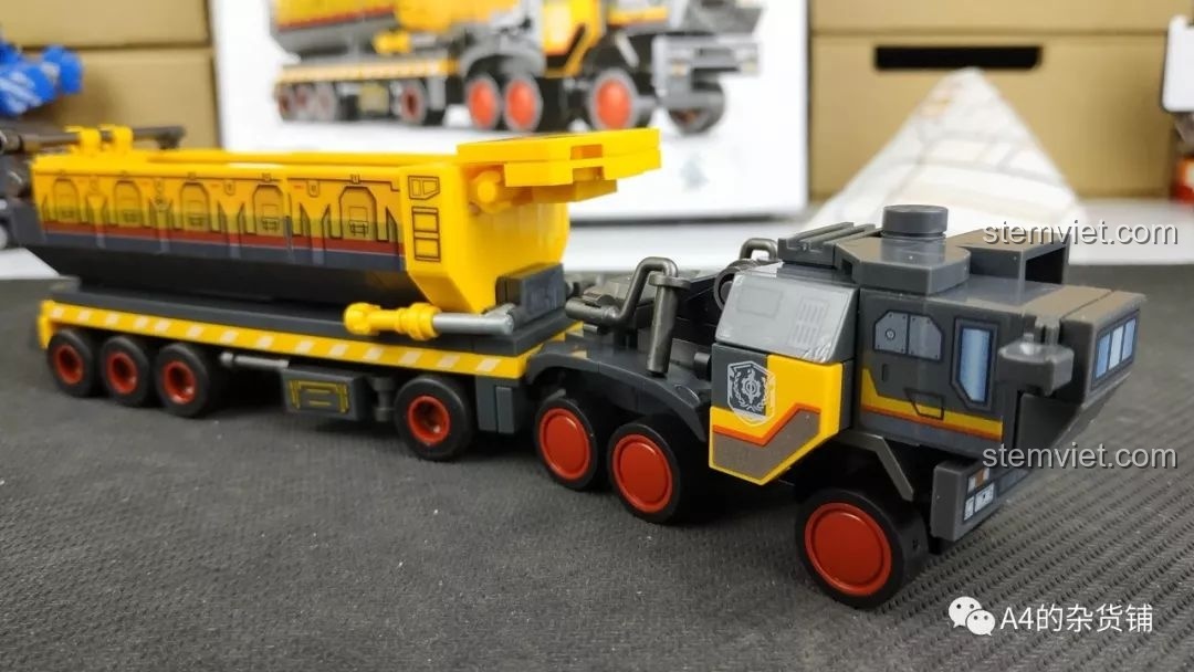 Mô hình xe vận tải đổ SEMBO 107002 Xe Vận Tải Đổ CN373 được 'độ' lại phần đầu xe để trông thấp và rộng hơn, tăng tính thẩm mỹ.