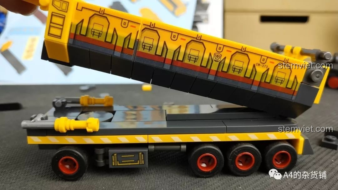 Mô hình xe vận tải đổ SEMBO 107002 Xe Vận Tải Đổ CN373 hoàn thiện, với thiết kế mạnh mẽ và màu sắc nổi bật.