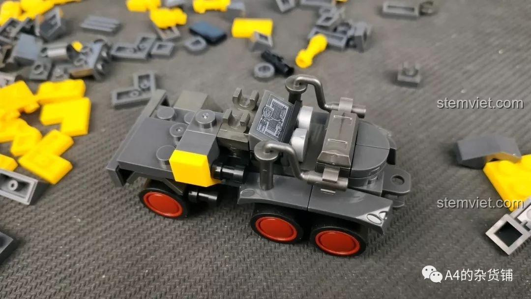 Quá trình lắp ráp phần đầu của xe vận tải đổ SEMBO 107002 CN373, các mảnh ghép được kết nối chắc chắn.