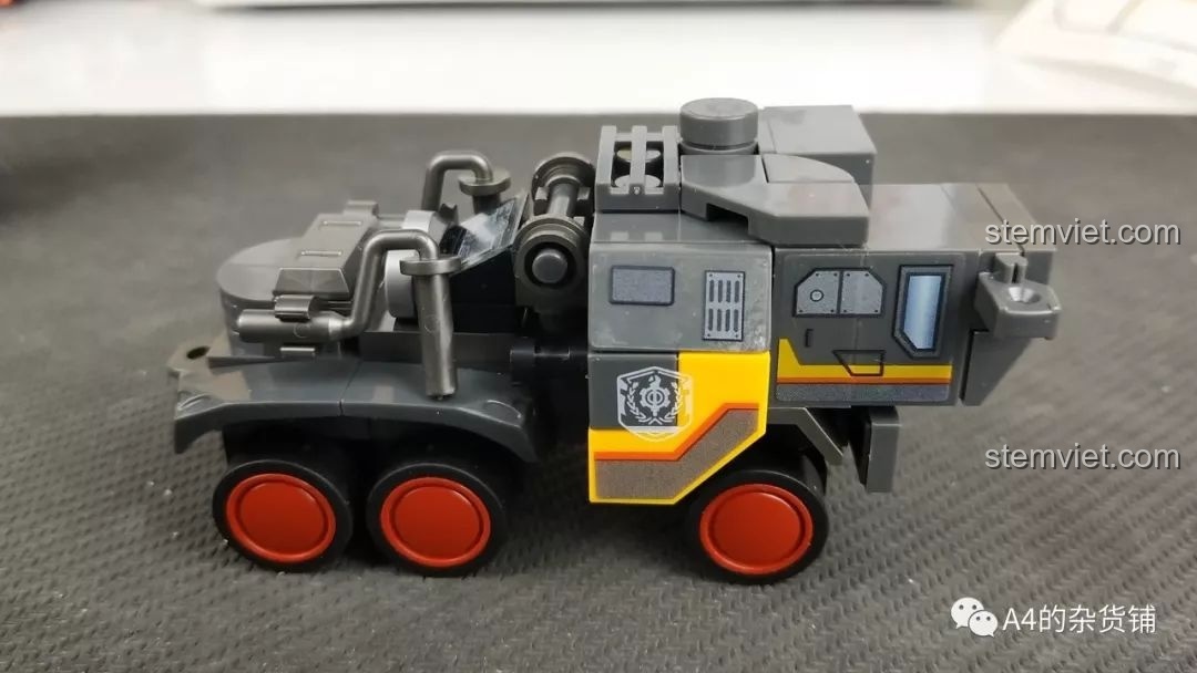 Phần đầu xe của mô hình SEMBO 107002 Xe Vận Tải Đổ CN373 đang được lắp ráp, với các chi tiết và sticker được thêm vào.