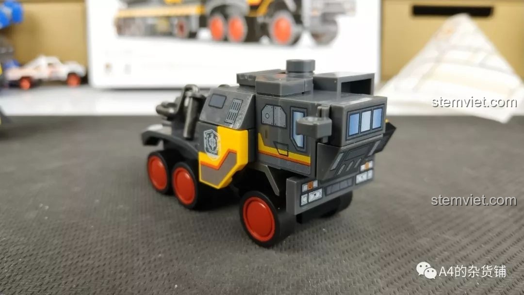 Góc nhìn phía sau của phần đầu xe SEMBO 107002 Xe Vận Tải Đổ CN373, cho thấy thiết kế chắc chắn và chi tiết.