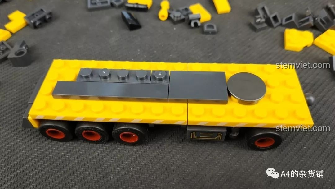 Quá trình lắp ráp phần thùng xe của bộ lắp ráp SEMBO 107002 Xe Vận Tải Đổ CN373, với các mảnh ghép lớn và chắc chắn.